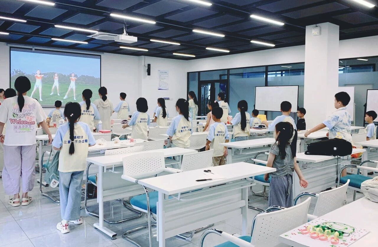 托管进厂区、安心度暑假——“小龙人”暑期公益托营暖心护航，破解员工暑期育儿难题(图2)